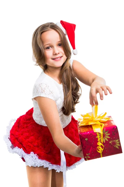 Chica con gorra roja de Navidad y presente en blanco aislado — Foto de Stock