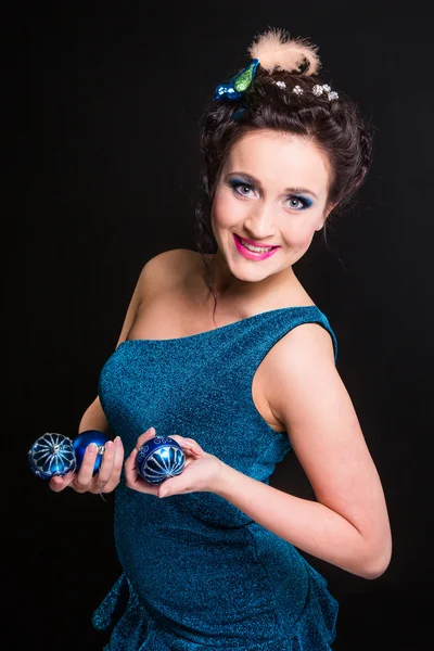 Hermosa chica jugando con la decoración de Navidad — Foto de Stock