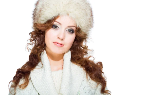 Девочка в зимней меховой шапке на белом фоне — стоковое фото