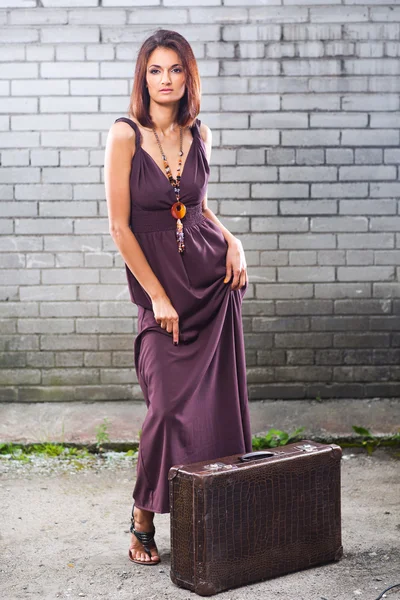 Belle dame avec valise vintage en attente à la gare — Photo