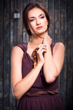 eski ahşap duvara poz güzel kız