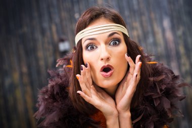 kahverengi ve turuncu boa şarkı söyleyen kadın oyuncu