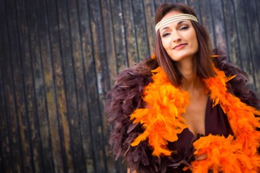 kahverengi ve turuncu boa kız