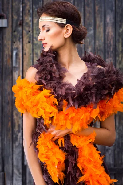 Mädchen in braunen und orangefarbenen Boa — Stockfoto