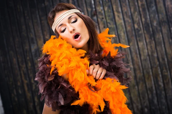 kahverengi ve turuncu boa şarkı söyleyen kadın oyuncu