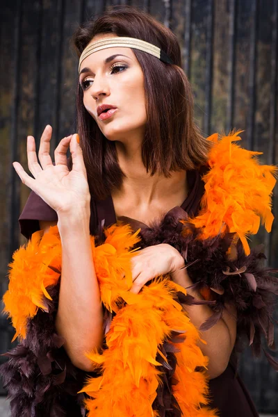 Actrice in bruin en oranje boa — Stockfoto