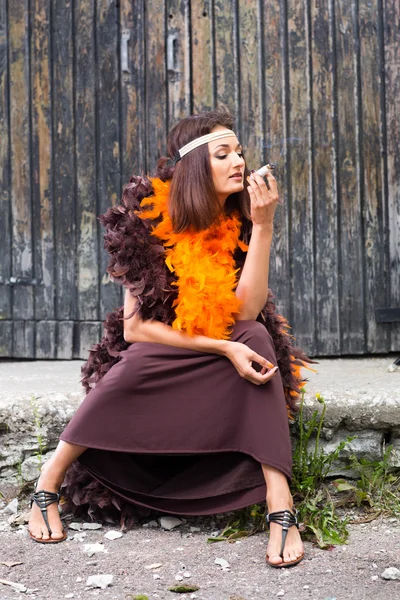 Rauchende Schauspielerin in braun-oranger Boa — Stockfoto
