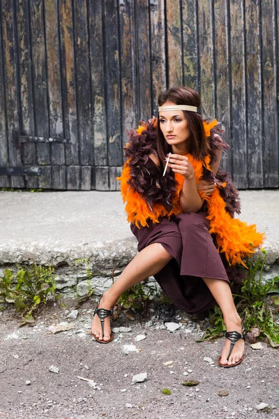 kahverengi ve turuncu boa sigara kadın oyuncu