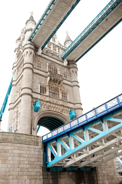 Tower Bridge isolato su bianco — Foto Stock
