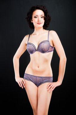 siyah arka plan üzerinde Dantelli iç çamaşırı kız