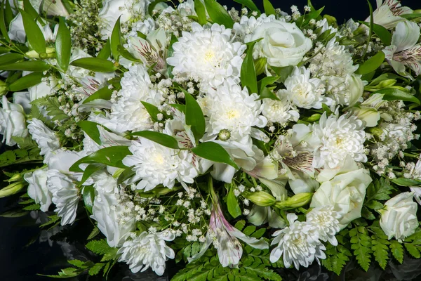 Buquê de crisântemos brancos para decoração de carro de casamento — Fotografia de Stock