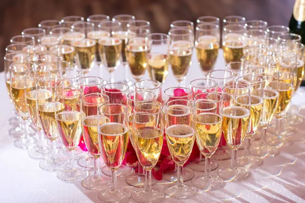 Glas champagne op feestelijke tafel — Stockfoto