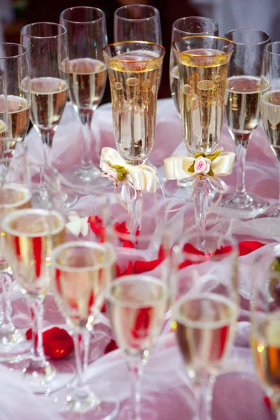 Bride and groom glasses of champagne — Stock Photo, Image