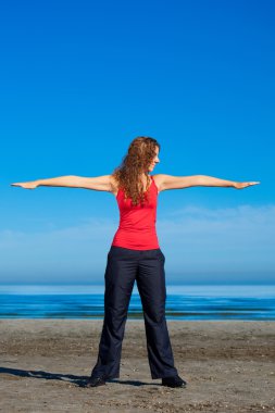 Kız sabah sahilde yapıyor