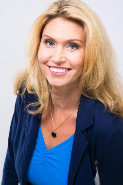 Mavili güzel kadın