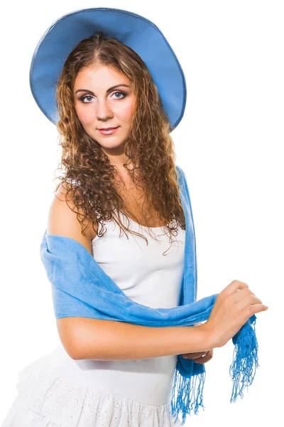 Mooi meisje in blauwe muts en sjaal op geïsoleerde Wit — Stockfoto