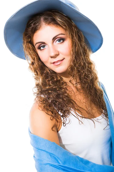 Hermosa chica en sombrero azul y chal en blanco aislado — Foto de Stock