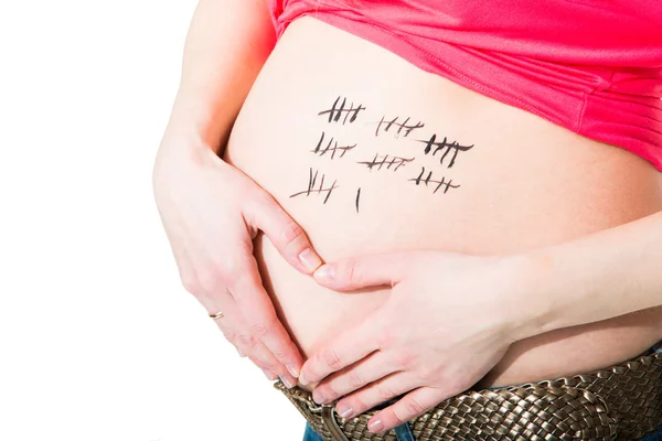 Mujer embarazada haciendo forma de corazón con sus manos —  Fotos de Stock