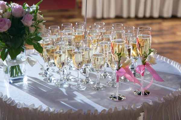 Inredda bröllop glasögon med champagne — Stockfoto