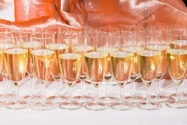 Hochzeitsgläser mit Champagner dekoriert — Stockfoto