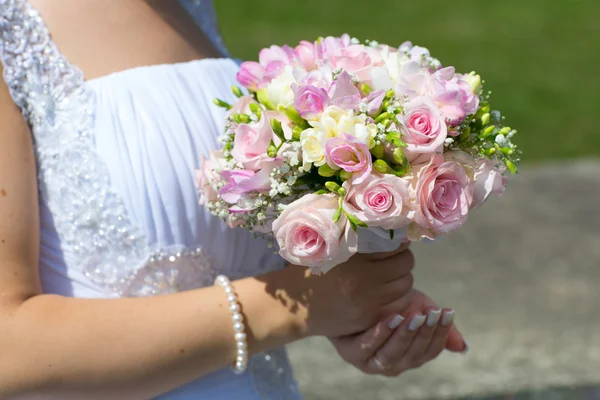 Bröllop bukett i händerna på bruden — Stockfoto