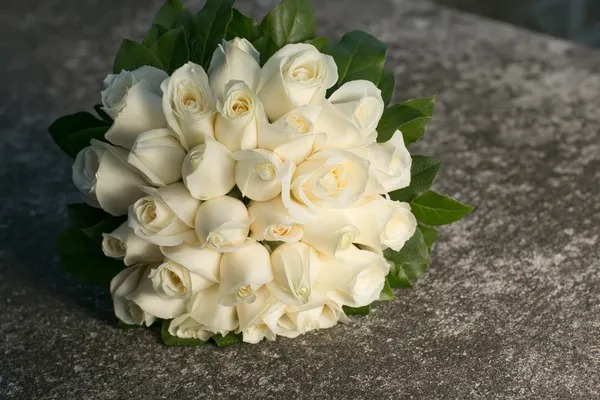흰색 장미와 신부 부케 웨딩 — 스톡 사진