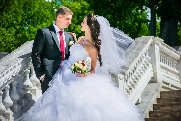 Mooie bruid met de bruidegom — Stockfoto