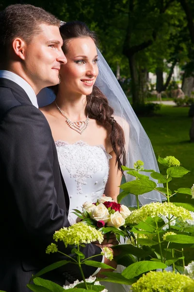 Schöne Braut mit Bräutigam — Stockfoto