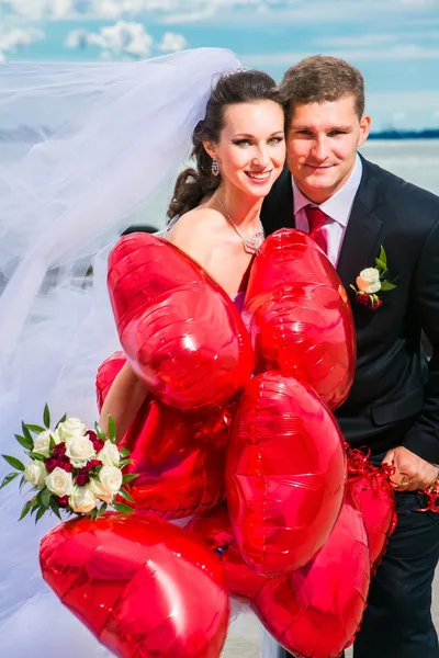 Bella sposa con sposo in riva al mare — Foto Stock