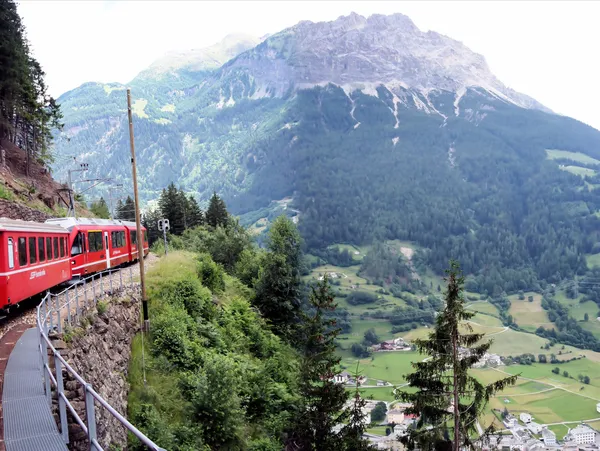 Een trein hoog over de vallei — Stockfoto