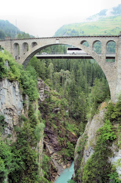 bir geçit üzerinde köprü