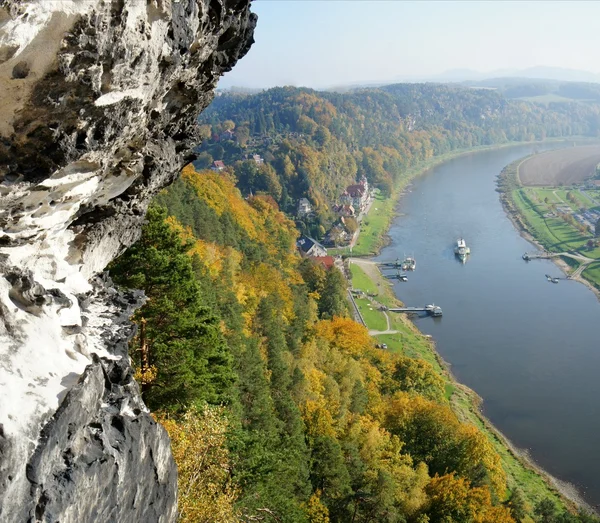 Stoomboot in de vallei van de bovenloop elbe in Saksen — Stockfoto