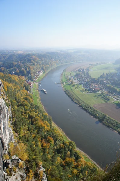 Ylä-Elben laaksossa Saksissa, Saksassa — kuvapankkivalokuva