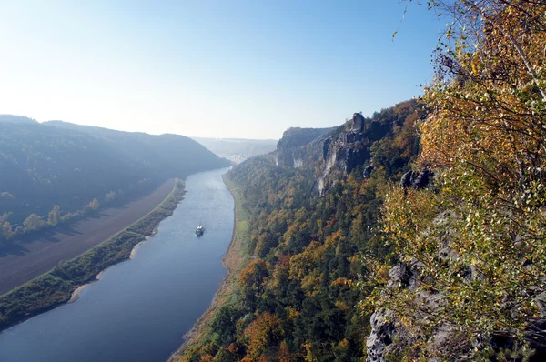 Flussabwärts in Sachsen — Stockfoto