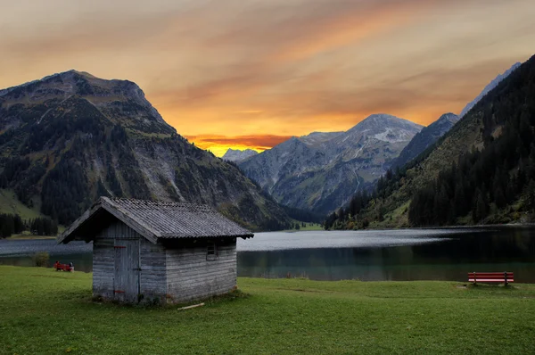 Akşam ruh bir dağ gölü — Stok fotoğraf
