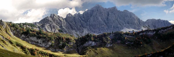 Donkere wolken boven de bergen tannheim — Stockfoto