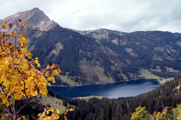 Lago de montaña en otoño —  Fotos de Stock