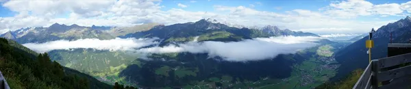 Nubes sobre el valle de Stubai en Tirol, Austria —  Fotos de Stock