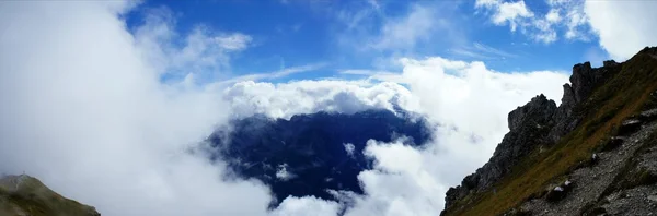 Veil of clouds in the high mountains — Stock Photo, Image