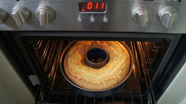 Mira en el horno. — Foto de Stock