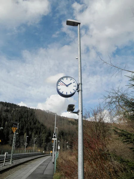 Station clock at a breakpoint — Stock Photo, Image
