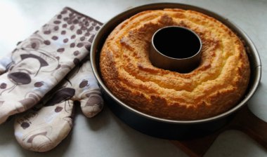 Yeni pişmiş Bundt keki.