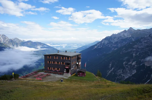 A hegyi ház felett a stubai-völgyben, Tirolban — Stock Fotó