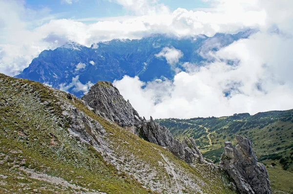 Nuvens nas montanhas — Fotografia de Stock