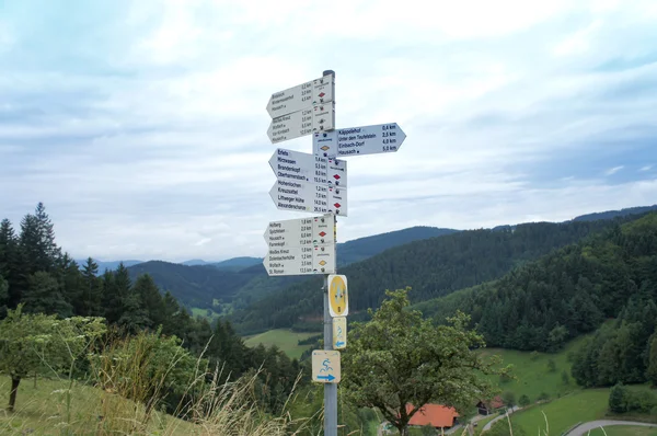 Turistické známky v černém lese — Stock fotografie