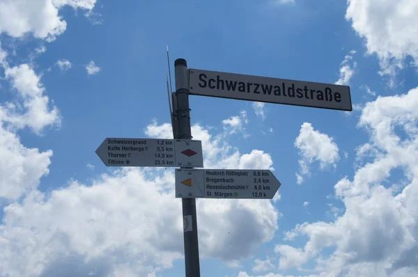 徒步旅行在 westweg 上的标志 — 图库照片