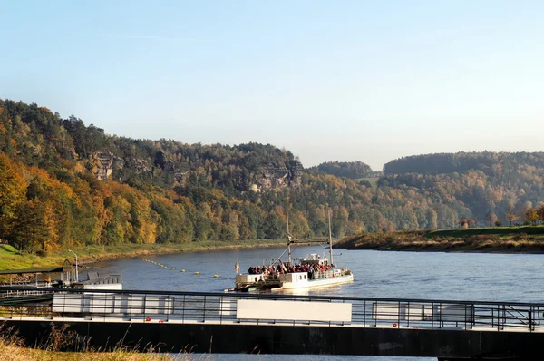 Ferry on the Elbe river — Stock Photo, Image