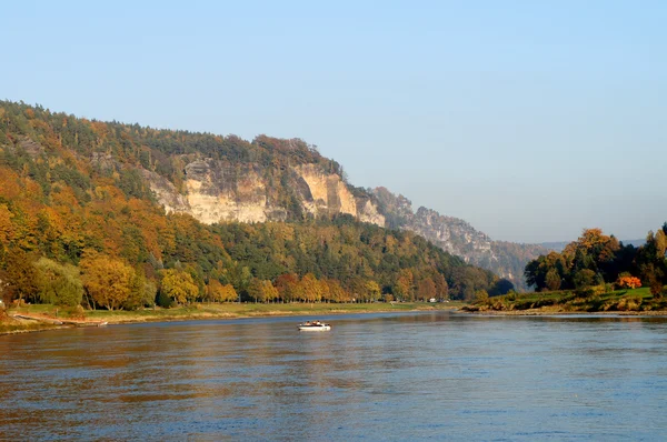 An der elbe in der sächsischen Schweiz, Deutschland — Stockfoto