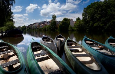 marburg Nehri üzerinde birkaç Kano