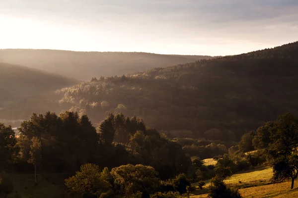 Montañas al amanecer temprano — Foto de Stock